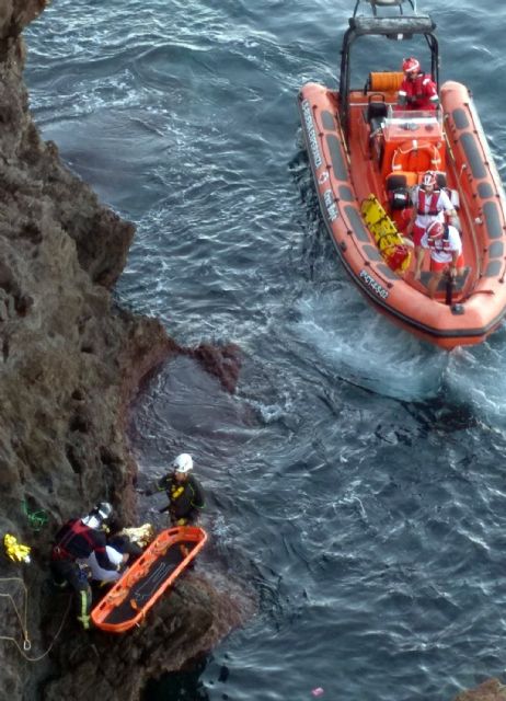 La Guardia Civil rescata a una mujer que había caído al mar - 4, Foto 4
