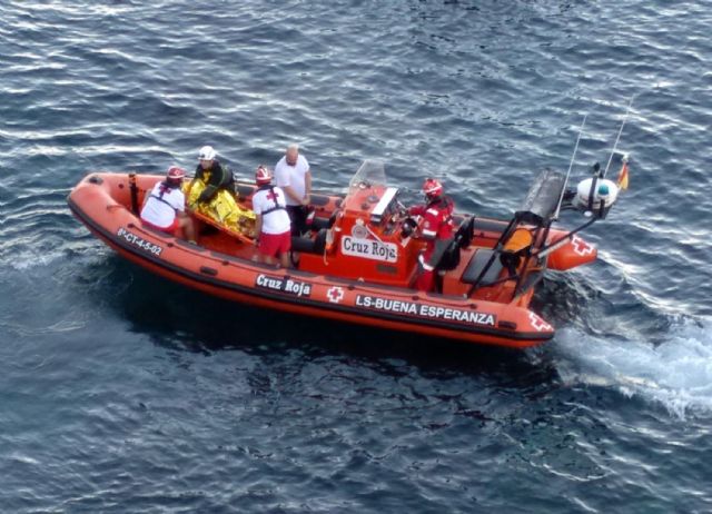 La Guardia Civil rescata a una mujer que había caído al mar - 5, Foto 5