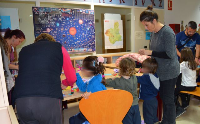 En Navidad la biblioteca municipal 'Rosa Contreras' sigue con sus cuentacuentos con manualidades - 2, Foto 2