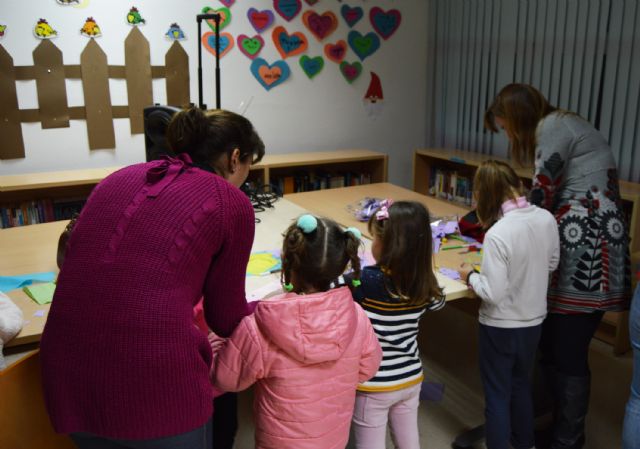 En Navidad la biblioteca municipal 'Rosa Contreras' sigue con sus cuentacuentos con manualidades - 4, Foto 4