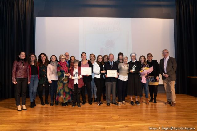 Servicios Sociales premia el compromiso voluntario del doctor Roig, la voluntaria Isabel León y la Asociación Maestros Mundi - 1, Foto 1