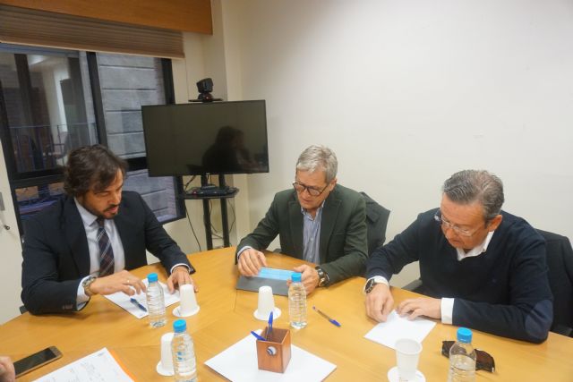 El consejero de Empleo analiza la siniestralidad laboral en la construcción con representantes del sector - 2, Foto 2