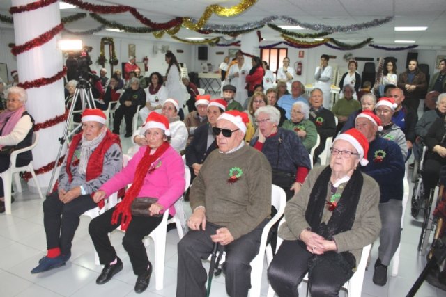 Usuarios y trabajadores del Centro de Día de Personas Mayores de la plaza Balsa Vieja celebran la Fiesta de la Navidad 2019