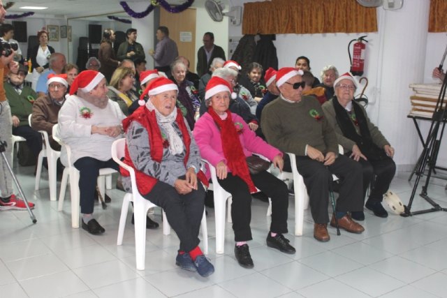 Usuarios y trabajadores del Centro de Día de Personas Mayores de la plaza Balsa Vieja celebran la Fiesta de la Navidad 2019 - 3, Foto 3