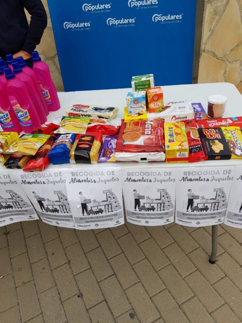 Magnífica respuesta de los torreños en la primera jornada de la campaña navideña de recogida de alimentos y juguetes impulsada por Nuevas Generaciones del PP local a beneficio de Cáritas - 1, Foto 1