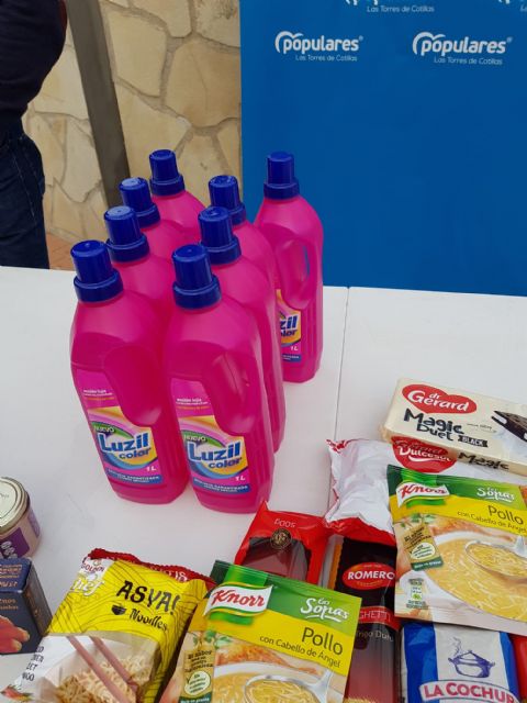Magnífica respuesta de los torreños en la primera jornada de la campaña navideña de recogida de alimentos y juguetes impulsada por Nuevas Generaciones del PP local a beneficio de Cáritas - 2, Foto 2
