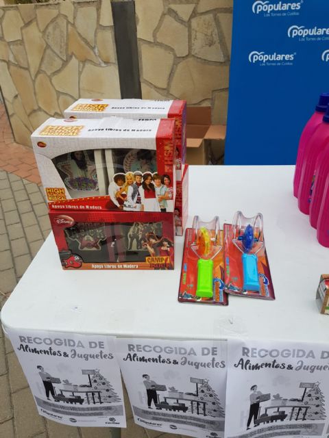 Magnífica respuesta de los torreños en la primera jornada de la campaña navideña de recogida de alimentos y juguetes impulsada por Nuevas Generaciones del PP local a beneficio de Cáritas - 3, Foto 3
