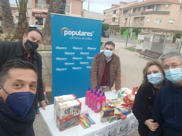 Magnífica respuesta de los torreños en la primera jornada de la campaña navideña de recogida de alimentos y juguetes impulsada por Nuevas Generaciones del PP local a beneficio de Cáritas - 4, Foto 4