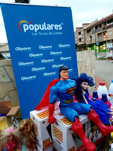 Magnífica respuesta de los torreños en la primera jornada de la campaña navideña de recogida de alimentos y juguetes impulsada por Nuevas Generaciones del PP local a beneficio de Cáritas - 5, Foto 5