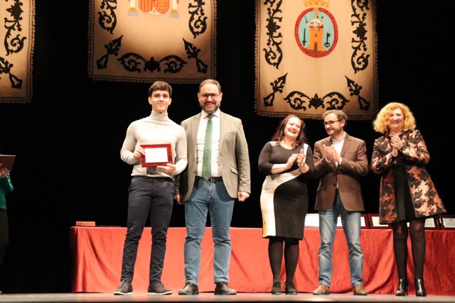 El alcalde de Lorca entrega los reconocimientos a la excelencia a los 115 estudiantes que obtuvieron matrícula de honor durante el curso 2020/2021 en los centros educativos del municipio - 1, Foto 1