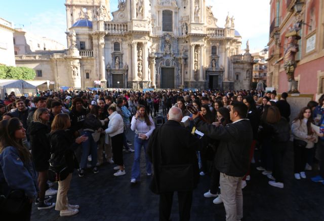 Más de mil estudiantes de la UCAM felicitan la navidad por las calles de Murcia - 1, Foto 1