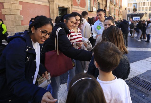 Más de mil estudiantes de la UCAM felicitan la navidad por las calles de Murcia - 2, Foto 2