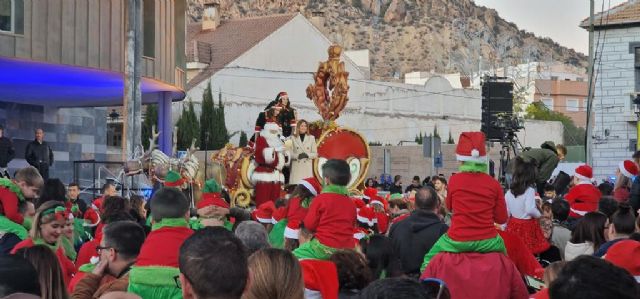 Papá Noel ilumina el corazón de los archeneros más pequeños con un espectacular desfile lleno de ilusión - 1, Foto 1
