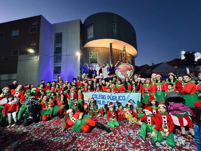 Papá Noel ilumina el corazón de los archeneros más pequeños con un espectacular desfile lleno de ilusión - 3, Foto 3