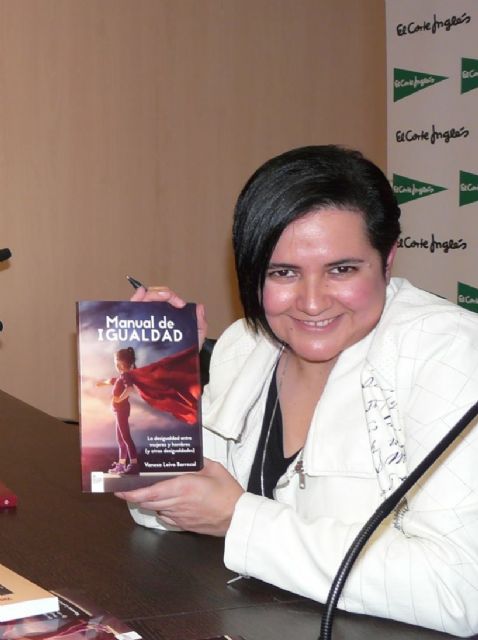 El libro Manual de Igualdad, de la abogada y escritora molinense Vanesa Leiva, finalista en los premios de la editorial nacional Círculo Rojo - 1, Foto 1