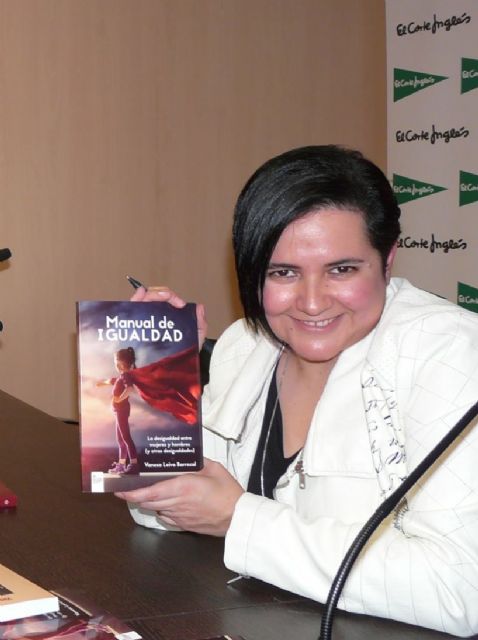 El libro Manual de Igualdad, de la abogada y escritora molinense Vanesa Leiva, finalista en los premios de la editorial nacional Círculo Rojo - 1, Foto 1