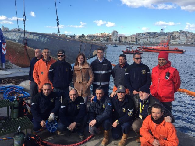 El Penélope ya reposa sobre la explanada del puerto aguileño - 1, Foto 1
