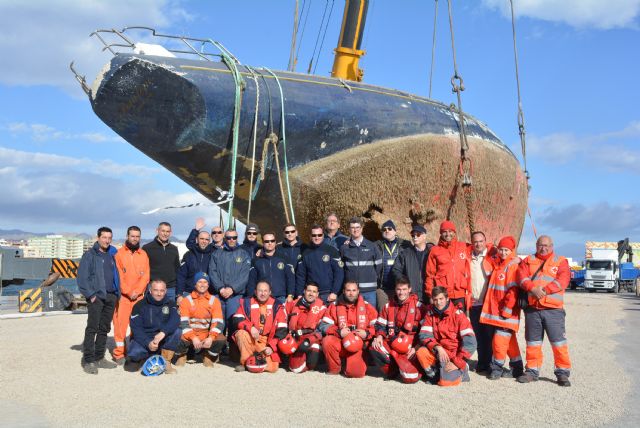 El Penélope ya reposa sobre la explanada del puerto aguileño - 2, Foto 2