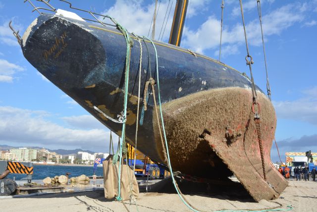 El Penélope ya reposa sobre la explanada del puerto aguileño - 3, Foto 3