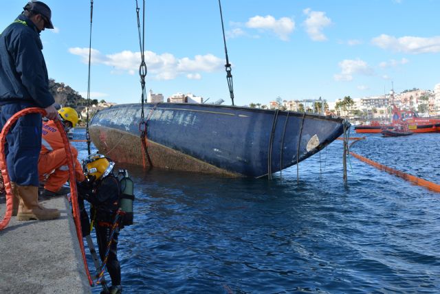 El Penélope ya reposa sobre la explanada del puerto aguileño - 4, Foto 4