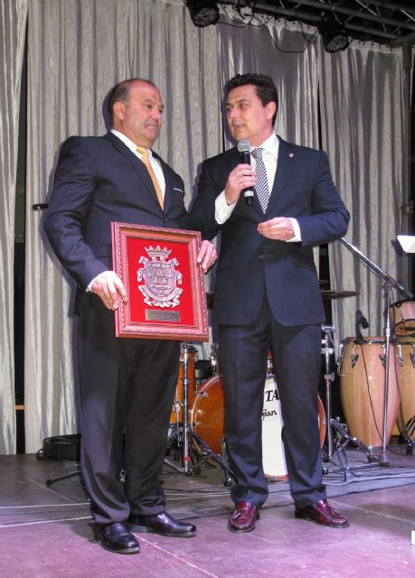 El alcalde agradeció a José Cortés, gerente de Automoción Cortés, su implicación profesional y social con el municipio en su 40° aniversario de la empresa y el 10° de su ubicación en San Javier - 1, Foto 1