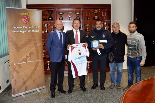 La FFRM entrega cuatro desfibriladores a Las Torres de Cotillas, que ya cuenta con ocho dispositivos - 1, Foto 1