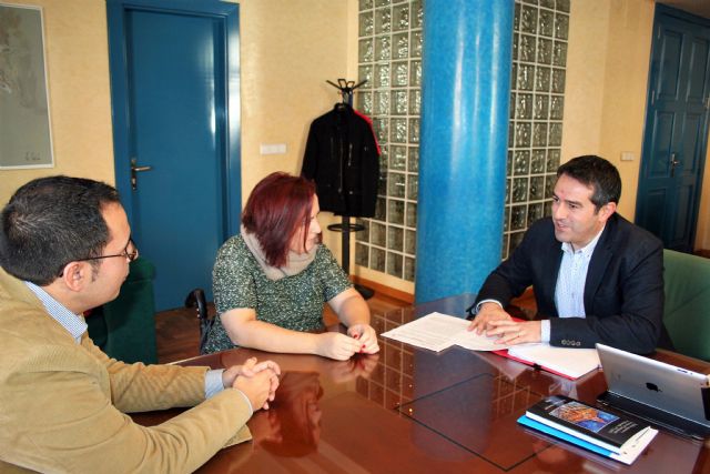 El alcalde de Alcantarilla y la presidenta de la Asociación Sin Barreras, se reúnen para lograr un punto de equilibrio en el desarrollo de la nueva ordenanza para la emisión y uso de tarjetas de estacionamiento para personas con discapacidad - 2, Foto 2