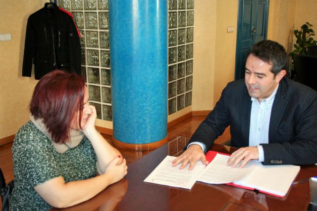 El alcalde de Alcantarilla y la presidenta de la Asociación Sin Barreras, se reúnen para lograr un punto de equilibrio en el desarrollo de la nueva ordenanza para la emisión y uso de tarjetas de estacionamiento para personas con discapacidad - 3, Foto 3