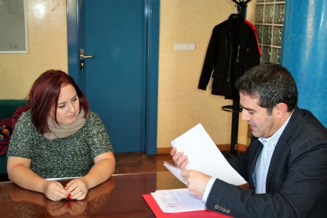 El alcalde de Alcantarilla y la presidenta de la Asociación Sin Barreras, se reúnen para lograr un punto de equilibrio en el desarrollo de la nueva ordenanza para la emisión y uso de tarjetas de estacionamiento para personas con discapacidad - 4, Foto 4