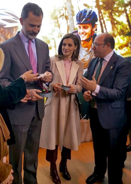 El presidente de la Comunidad, Pedro Antonio Sánchez, entrega a los Reyes de España la Cruz de Caravaca en la visita que han realizado al stand de la Región en FITUR.