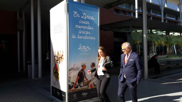 Los Reyes de España conocen la Semana Santa y la Judería lorquina en su visita al pabellón regional en Fitur - 4, Foto 4