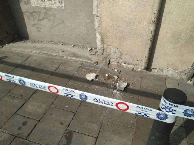 Huermur denuncia la caída de cascotes de la centenaria casa donde falleció el catedrático Simón García en 1901 - 1, Foto 1