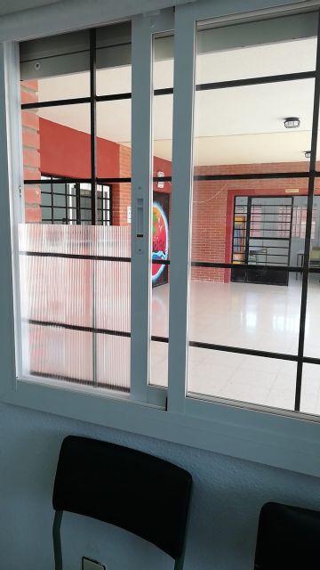 El Ayuntamiento comienza la colocación de placas de policarbonato en las ventanas de los Centros Educativos - 1, Foto 1