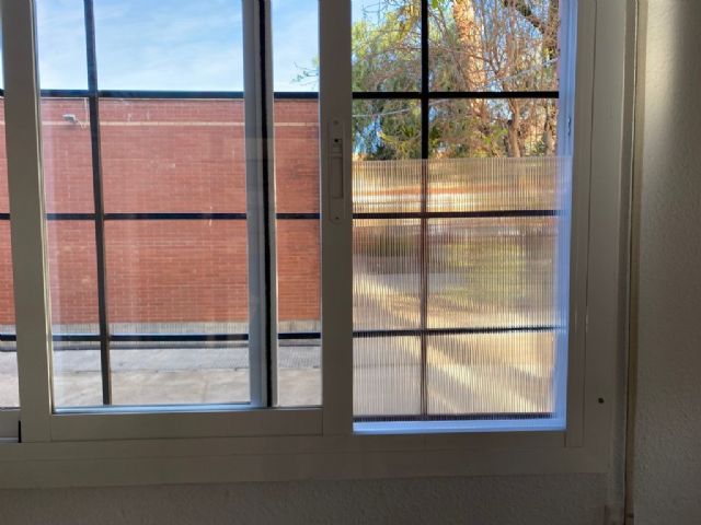 El Ayuntamiento comienza la colocación de placas de policarbonato en las ventanas de los Centros Educativos - 2, Foto 2