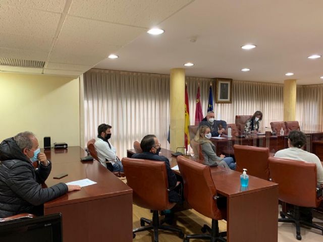 La alcaldesa y el concejal de Comercio se reúnen con la directiva de Hosteáguilas - 1, Foto 1