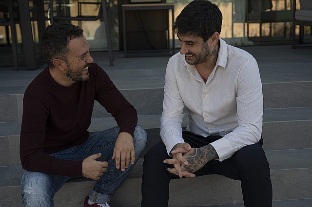 Melendi y Sergi Torres presentan en directo su libro “Wasaps con mi gurú” - 1, Foto 1