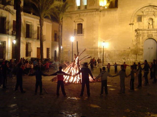 Las lumbres de San Antón se aplazan definitivamente al viernes por la noche ante la persistencia del fuerte viento - 1, Foto 1