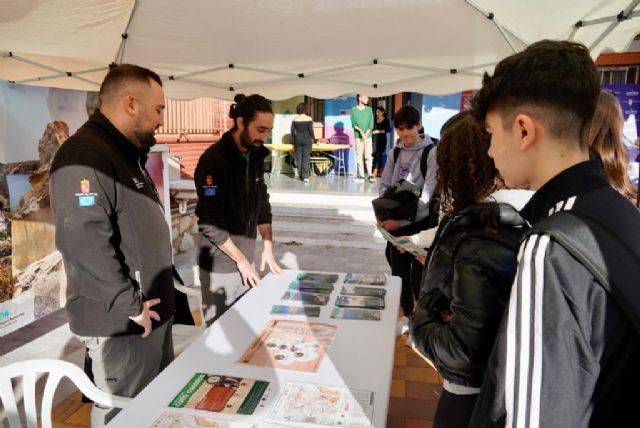 El IES Poeta Julián Andúgar celebra las jornadas 'InFórmate', para orientar al alumnado sobre recursos juveniles y salidas profesionales - 1, Foto 1