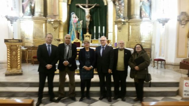Noelia Arroyo visita en la iglesia de San Pedro de Murcia a la Cofradía del Santísimo Cristo de la Esperanza - 1, Foto 1