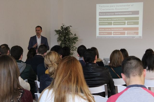 El Info impulsa el espíritu emprendedor entre medio centenar de estudiantes de Formación Profesional de Abarán - 1, Foto 1