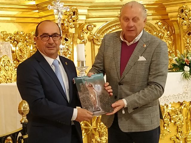 El Resucitado nombra hermano de honor al Paso Blanco en su visita a Lorca - 3, Foto 3
