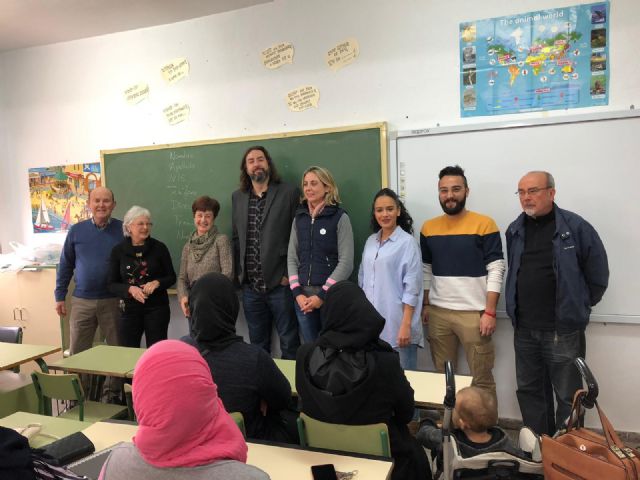 Voluntarios del Banco del Tiempo dan clases de español a 20 madres de alumnos en el colegio El Mirador - 1, Foto 1