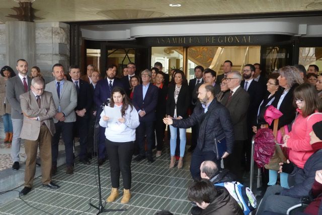 Manifiesto reivindicativo sobre el Asperger, en los soportales de la Asamblea Regional - 1, Foto 1