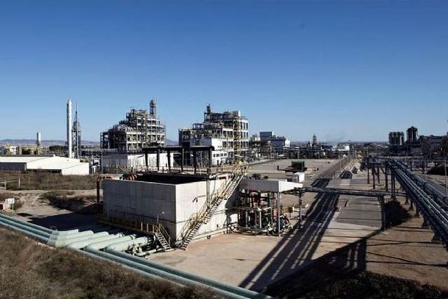 La alcaldesa lamenta el cierre de una planta de Sabic y pone los servicios municipales a disposición de los trabajadores - 1, Foto 1