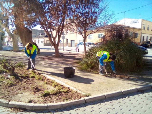 Los alumnos y alumnas del Programa Mixto 'Jardines de Bullas' continúan con las labores de mantenimiento en diferentes espacios ajardinados - 5, Foto 5