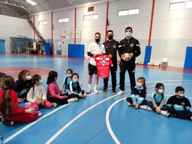 Jimbee CT comparte jornada de fútbol sala con alumnos del CEIP Virgen del Carmen - 1, Foto 1