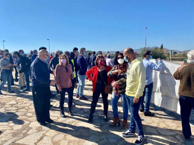 El PSOE de Cartagena respalda a vecinos de La Aljorra y trabajadores de la factoría Sabic en su concentración por el arreglo de la RM-602 - 2, Foto 2