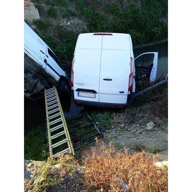 Varios heridos en un accidente de tráfico con tres furgonetas implicados, dos de las cuáles han caído a un canal de agua - 1, Foto 1