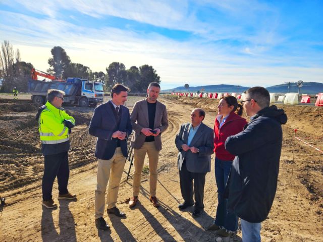 Fomento refuerza la seguridad vial en la pedanía caravaque&ntilde;a de Archivel con la construcción de una glorieta junto al instituto - 2, Foto 2