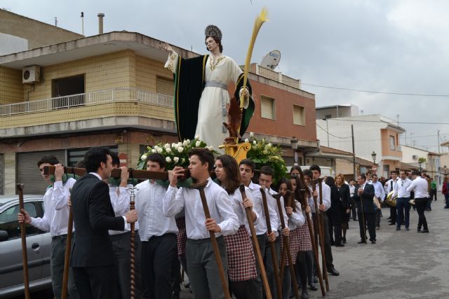 Alumnos del colegio San Pedro Apóstol trasladan en procesión la talla de San Juan - 2, Foto 2